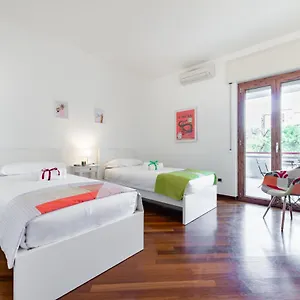 Roomy With Terrace & Parking , Bari Italia